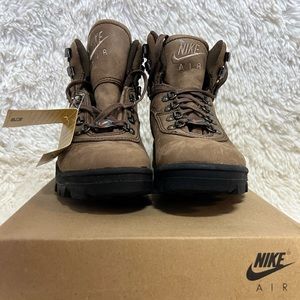 NIKE hiking boots